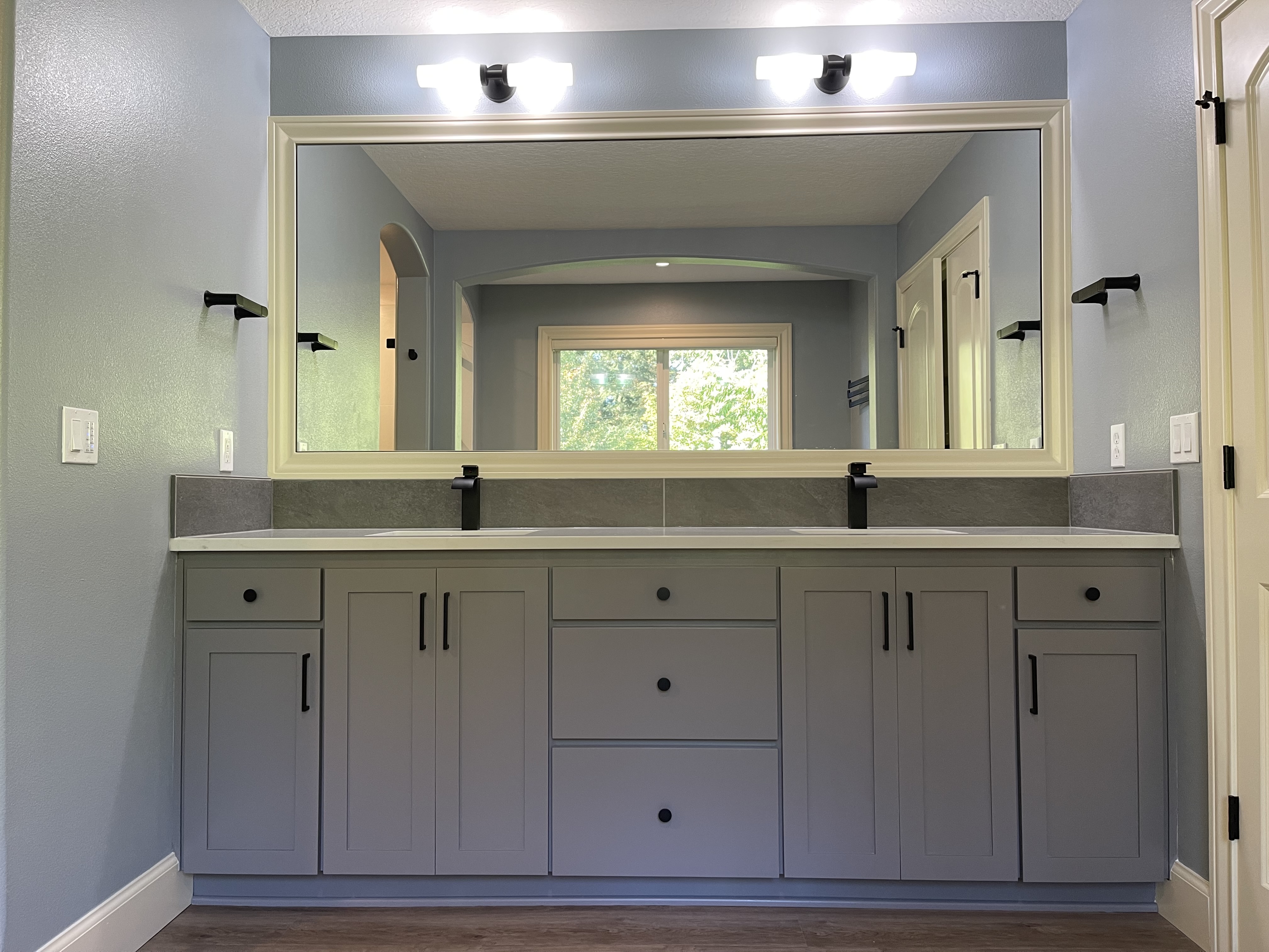 Bathroom vanity for a US renovation