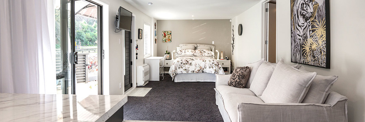 Compact apartment in shades of crips white and fresh black