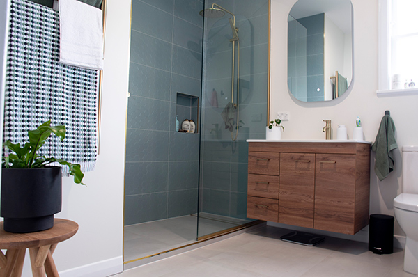 This renovation project enhanced practicality through modern features \u2013 without losing the bathroom's 1930s colourful charm.