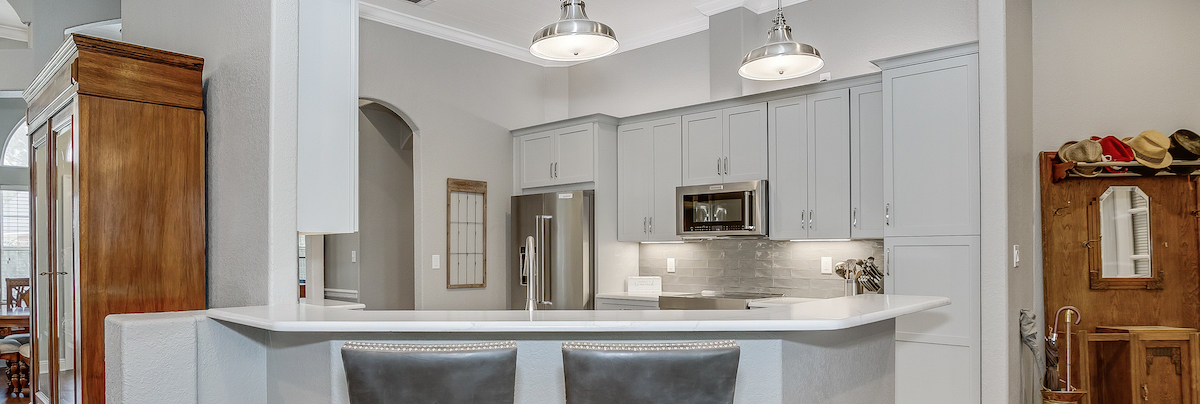 Corner kitchen with hanging pendant light